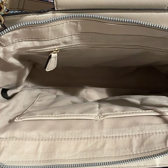 Crossbody satchel with wooden handles and crossbody strap - Picture 6 of 8